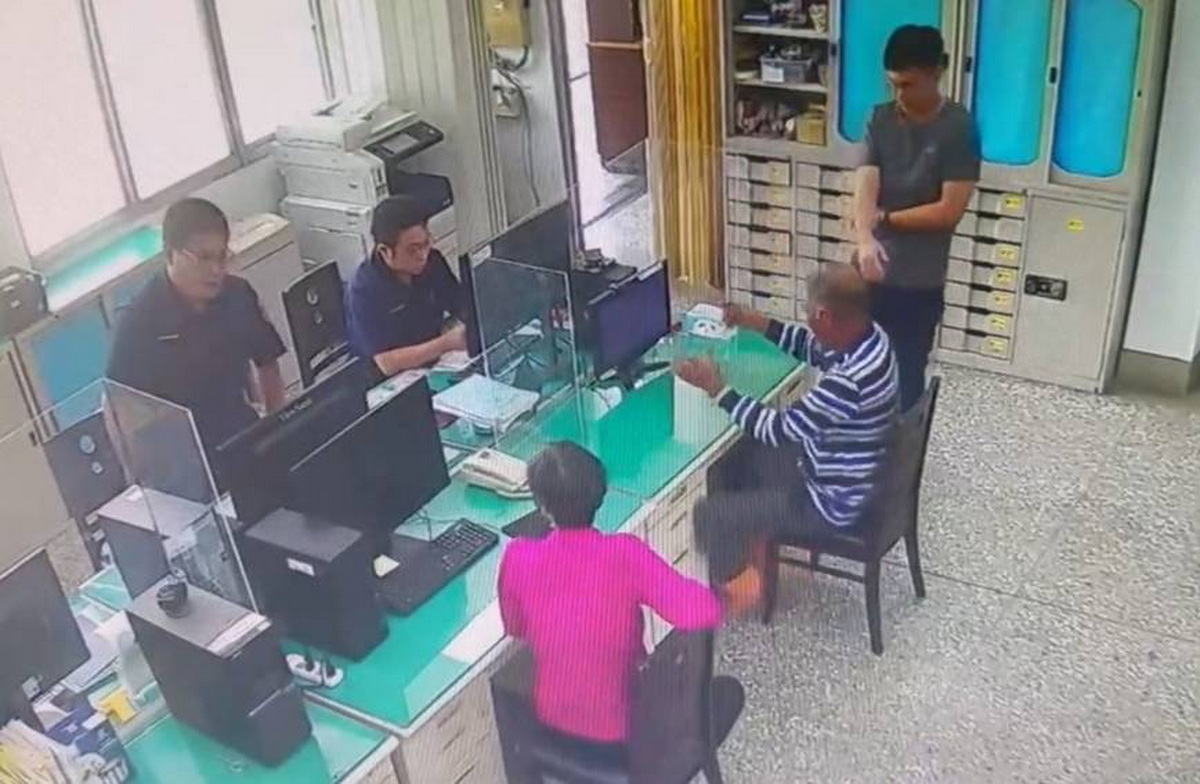 ▲一對老夫妻在彰化縣芳苑警分局原斗派出所門口吵架，被警方當場戳破是詐騙老哏。（警方提供）