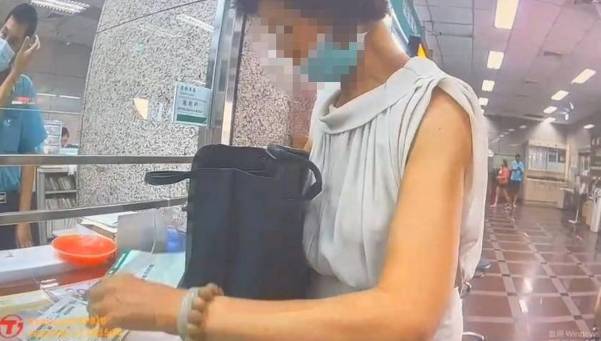 ▲一對老夫妻在彰化縣芳苑警分局原斗派出所門口吵架，被警方當場戳破是詐騙老哏。（警方提供）