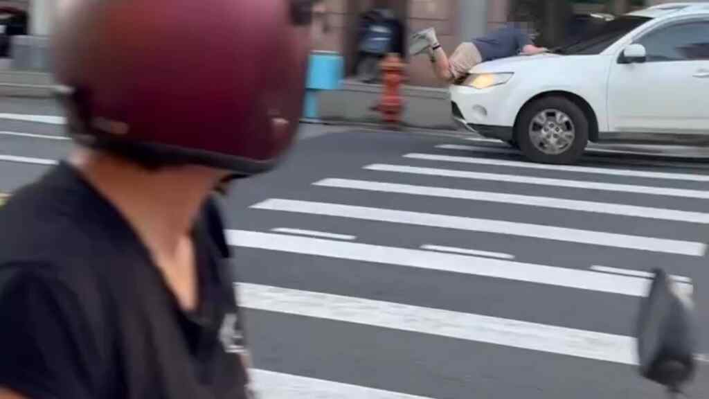 ▲男阻違停車輛離開竟「趴引擎蓋」,台中市太平區驚險一幕警方追查究辦。(民眾提供)