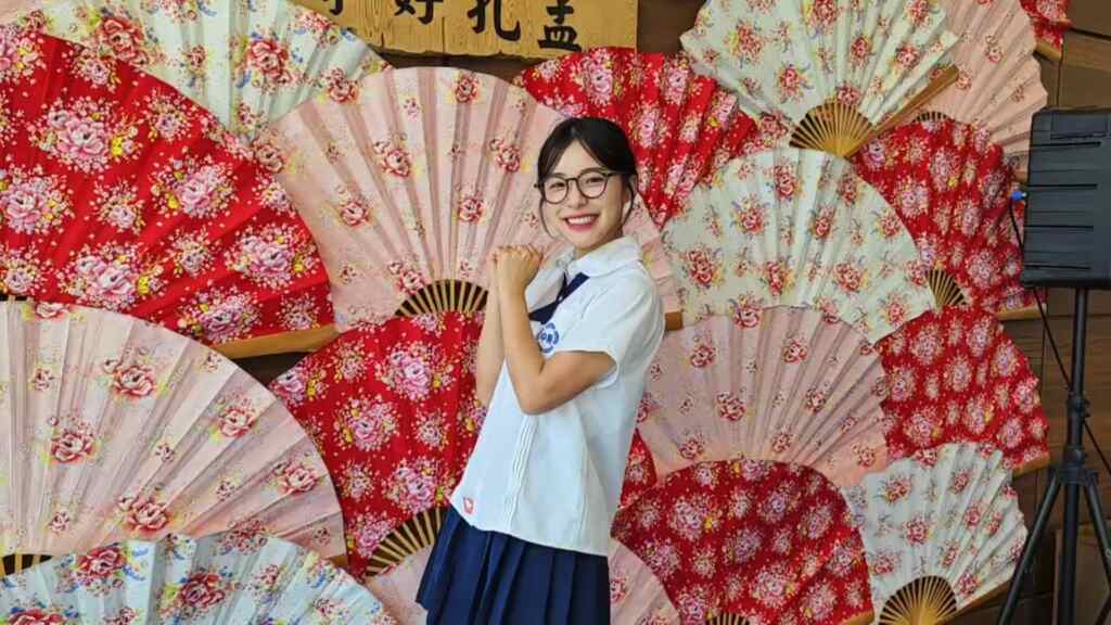 ▲啦啦隊女神李多慧造訪素有「苗木之鄉」美稱的彰化永靖,當然不能錯過近年新興的旅遊景點「成美文化園」,令李多慧相當驚艷。(頂新和德文教基金會提供)