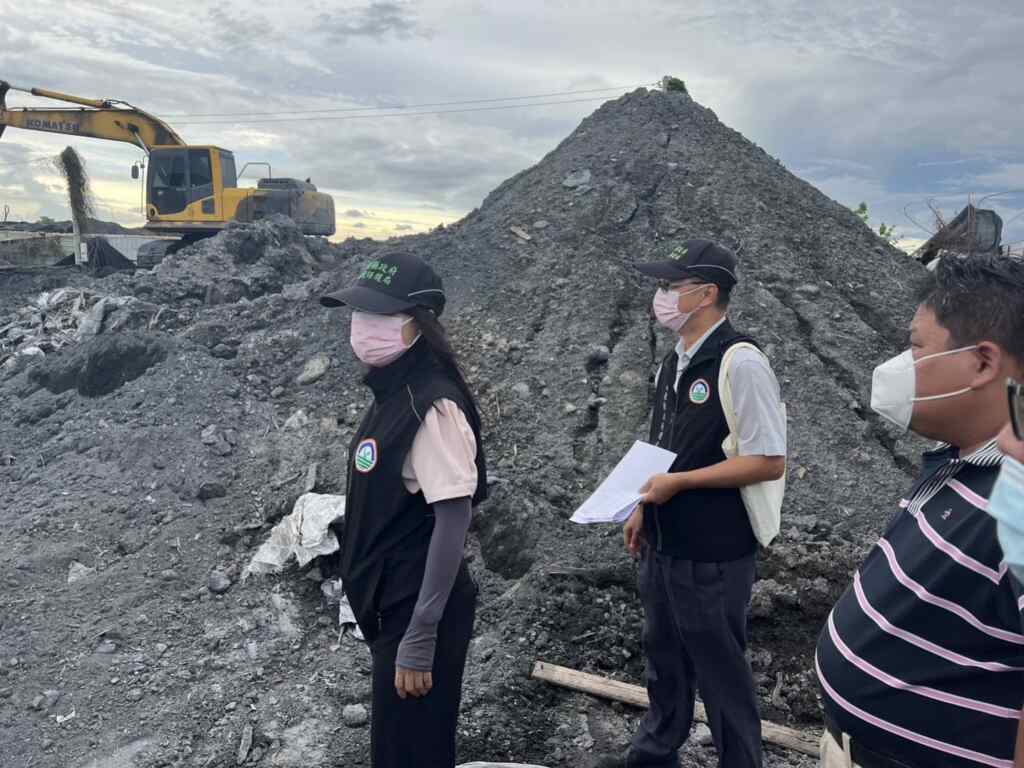農地不當出租,而遭非法堆置廢棄物、鋁渣、鐵渣、木材…等高達2,500公噸,地主為讓土地恢復使用,遂自行委託清除,清除費用高達1,000餘萬元,屏東縣長周春米呼籲土地或廠房所有人應妥善管理,出租時請謹慎評估,慎防遭有心人以不當手法騙取,違法利用,得不償失。
