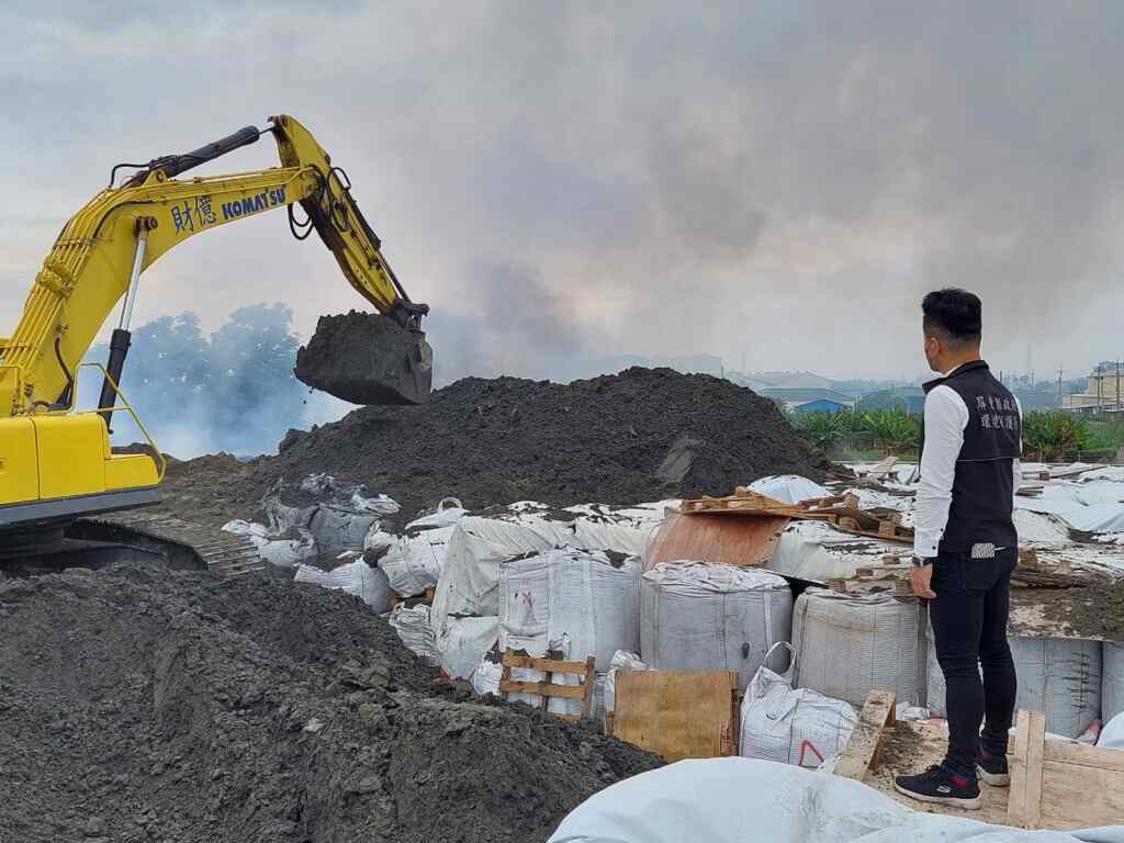 農地不當出租，而遭非法堆置廢棄物、鋁渣、鐵渣、木材…等高達2,500公噸，地主為讓土地恢復使用，遂自行委託清除，清除費用高達1,000餘萬元，屏東縣長周春米呼籲土地或廠房所有人應妥善管理，出租時請謹慎評估，慎防遭有心人以不當手法騙取，違法利用，得不償失。