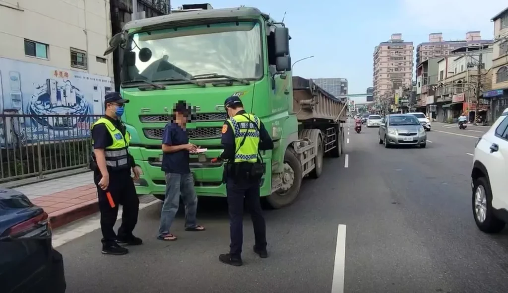 土城警分局為防制大型車輛(砂石車)違規致釀交通事故,自113年8月起規劃執行「取締違規大型車輛」專案大執法勤務