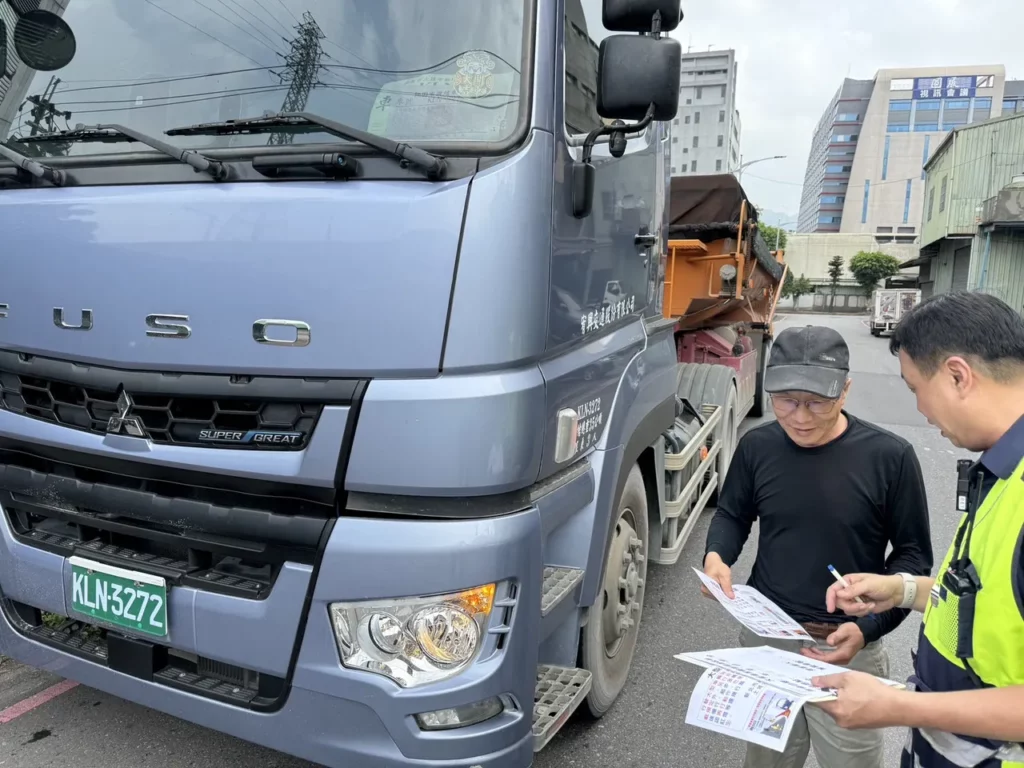 土城警分局為防制大型車輛(砂石車)違規致釀交通事故,自113年8月起規劃執行「取締違規大型車輛」專案大執法勤務