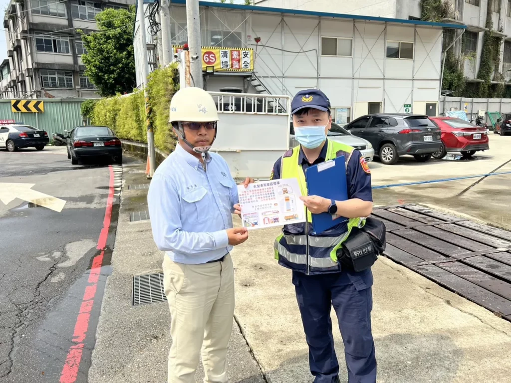 土城警分局特別製作交通安全宣導單,至轄內各建築工地,向業者及所屬駕駛約制及告誡務必遵守交通法規及小心駕駛