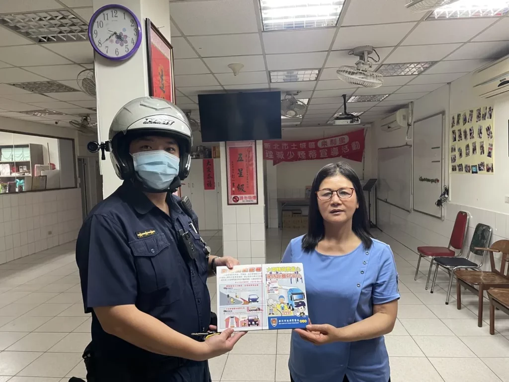 土城警分局特別製作交通安全宣導單,前往轄里民活動中心、捷運站等多元管道宣導