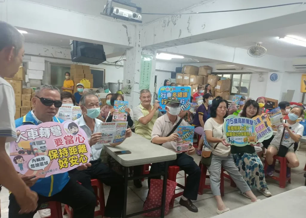 土城警分局特別製作交通安全宣導單,前往轄里民活動中心、捷運站等多元管道宣導
