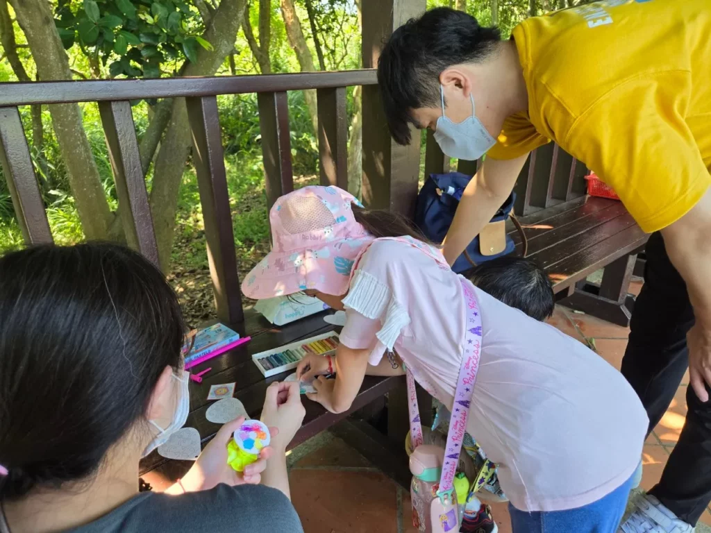 家長在「風箏彩繪」的過程中,觀察孩子們的創意與專注力。