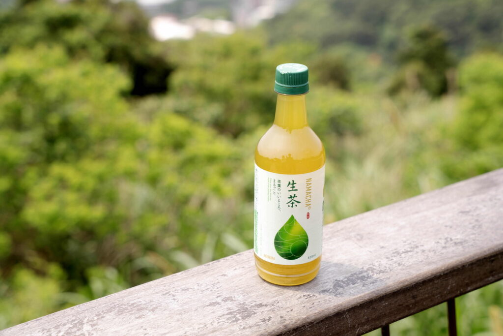 「KIRIN生茶」選用擁有清爽的香氣和滋味的「100%日本國產冠茶葉」，並採用「凍結回甘工法」，減少苦澀的同時保有滑順口感。