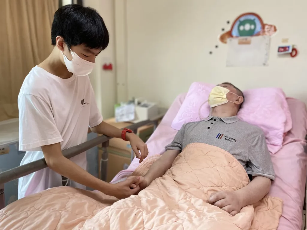 葉同學握著爸爸的手
