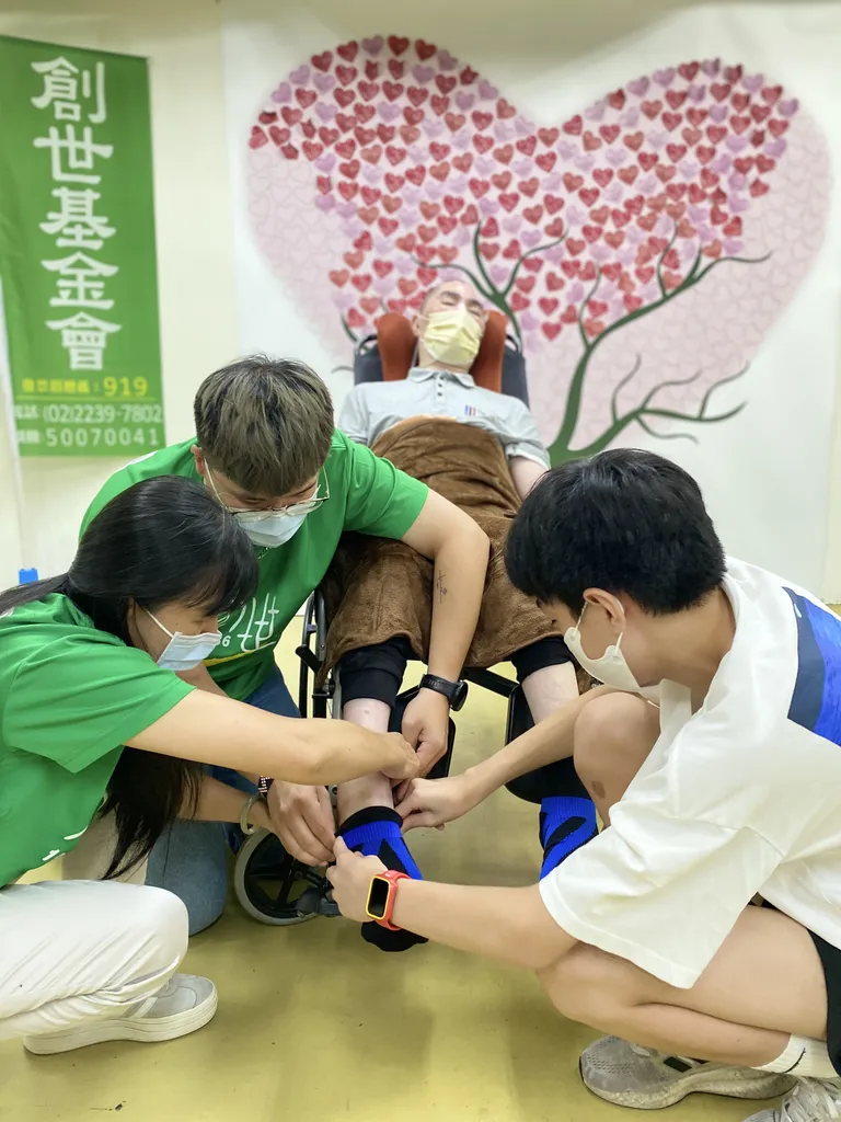 葉同學幫爸爸穿上襪子