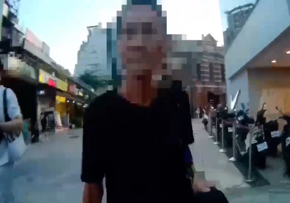 醉漢鬧區揮刀滋事 萬華警火速到場制止 248 248240828a01
