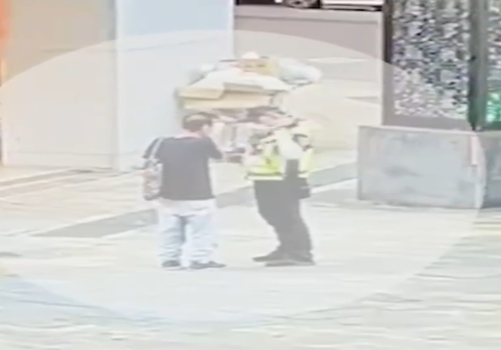 醉漢鬧區揮刀滋事 萬華警火速到場制止 249 248240828a02