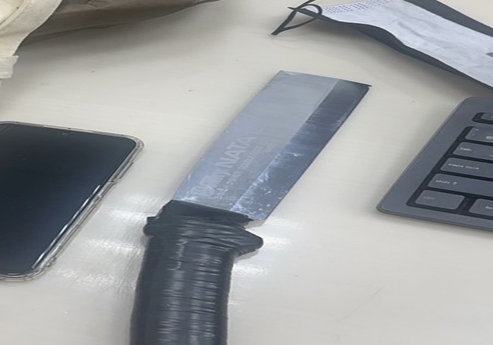 醉漢鬧區揮刀滋事 萬華警火速到場制止 250 248240828a03