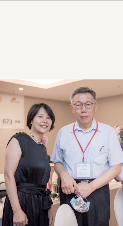 李貞秀(左)指出,新政治本來就應該拿合法合規的錢,不該拿的一分不取,不貪不求。(記者包克明 翻攝)