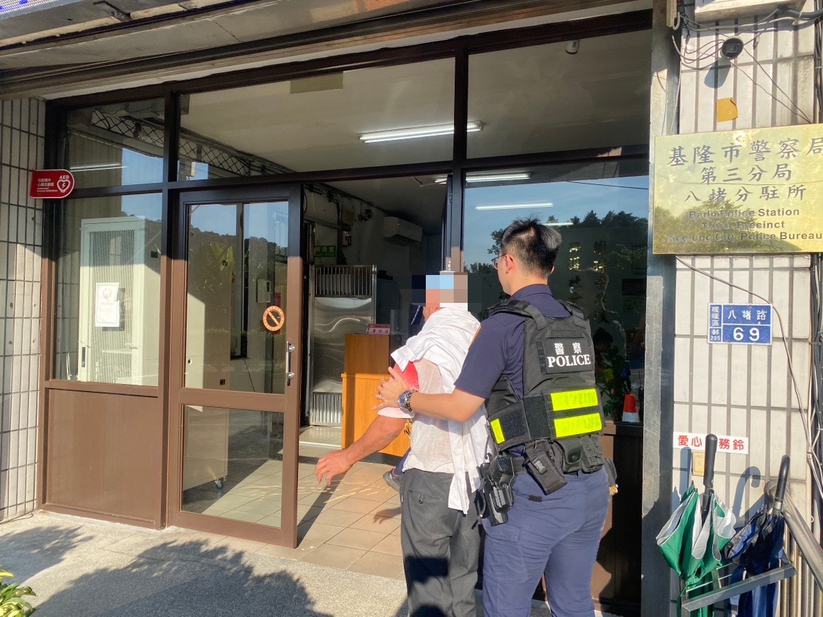 警方將老翁攙扶至所休息。(記者薛秀蓮翻攝)