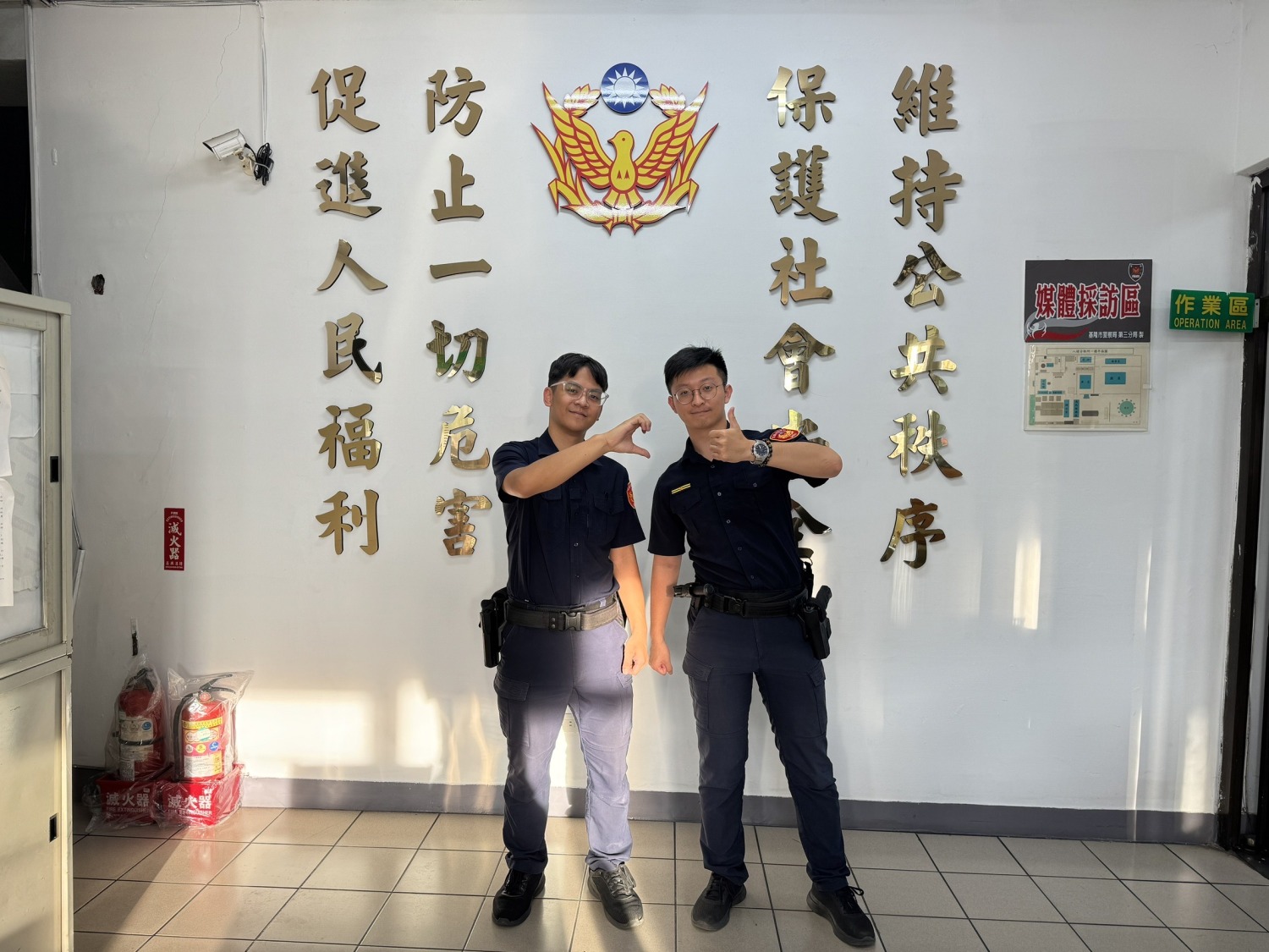 八堵所巡官李斌韜(右)及警員馬劭力(左)。(記者薛秀蓮翻攝)