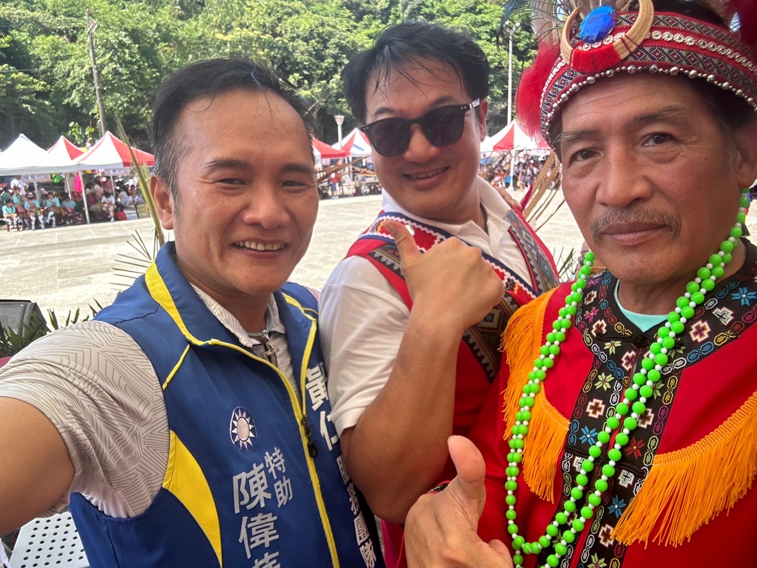 立委黃仁特助陳偉華(左)與基隆市府民政處長張淵翔(中)。(圖／黃仁國會辦公室)