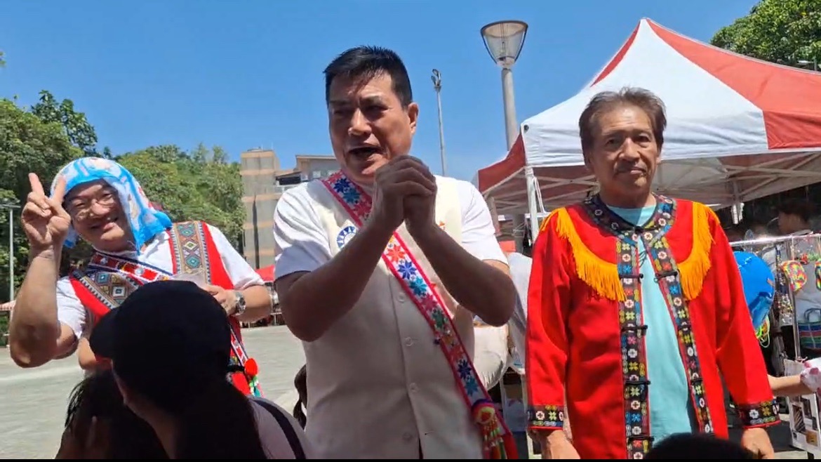 黃仁受到現場原住民族人的歡迎，鞠躬致意回應。(圖／黃仁國會辦公室)