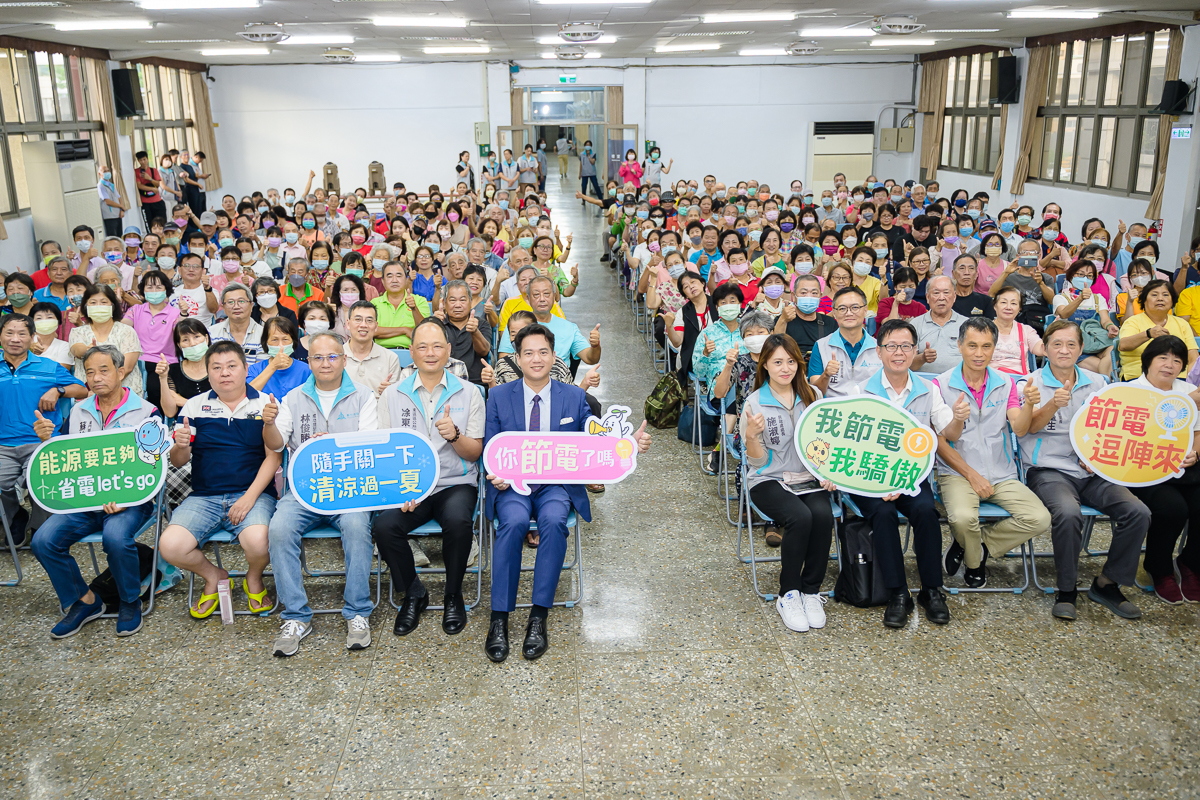 竹市113年節電宣導活動,代理市長邱臣遠與里民們大合照。(圖/記者林照東翻攝)