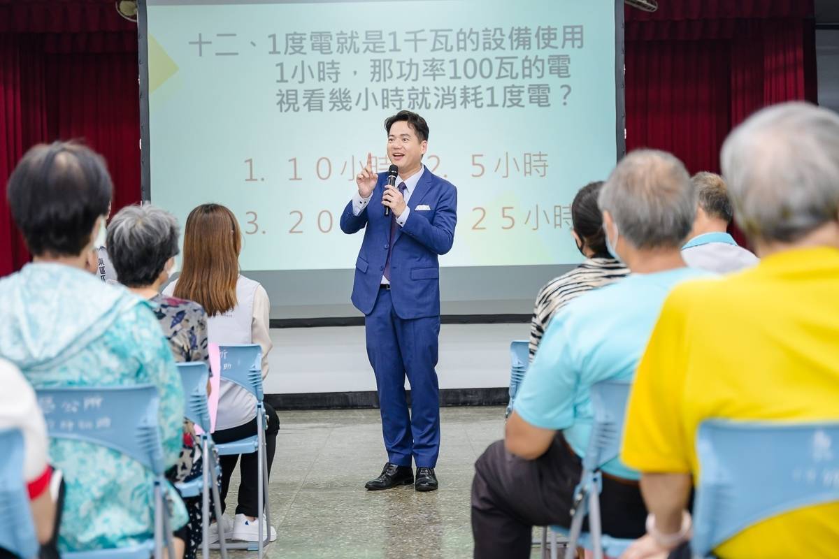 代理市長邱臣向里民們報告市政建設進度。(圖/記者林照東翻攝)