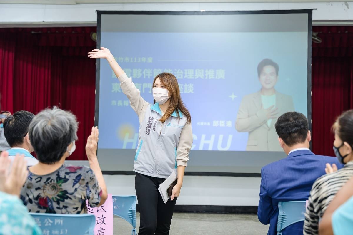 民政處長施淑婷與會關心一同響應節能減碳。(圖/記者林照東翻攝)