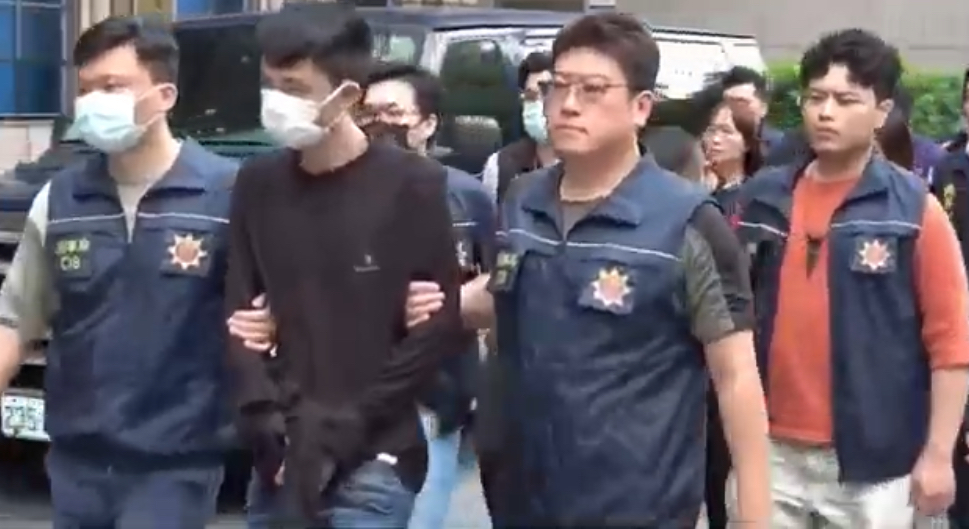 警方逮捕四海幫海誠堂許姓副堂主(黑衣男)(記者徐煜勝翻攝)