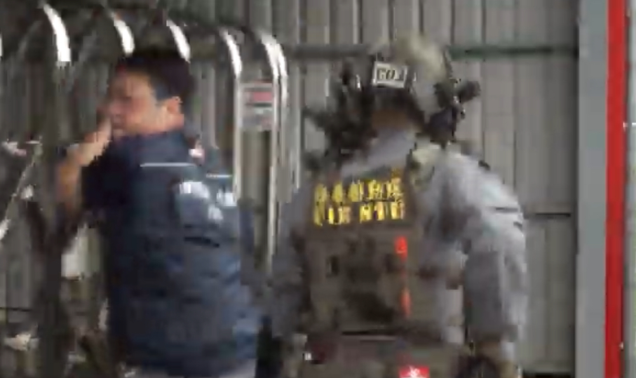 警方攻堅製毒工廠。(記者徐煜勝翻攝)