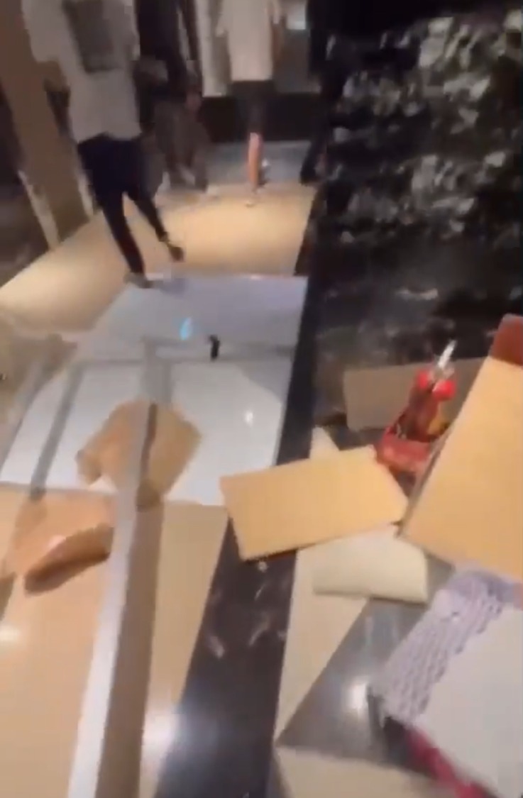 酒店大廳遭幫派份子砸得一片凌亂。(圖/讀者提供)