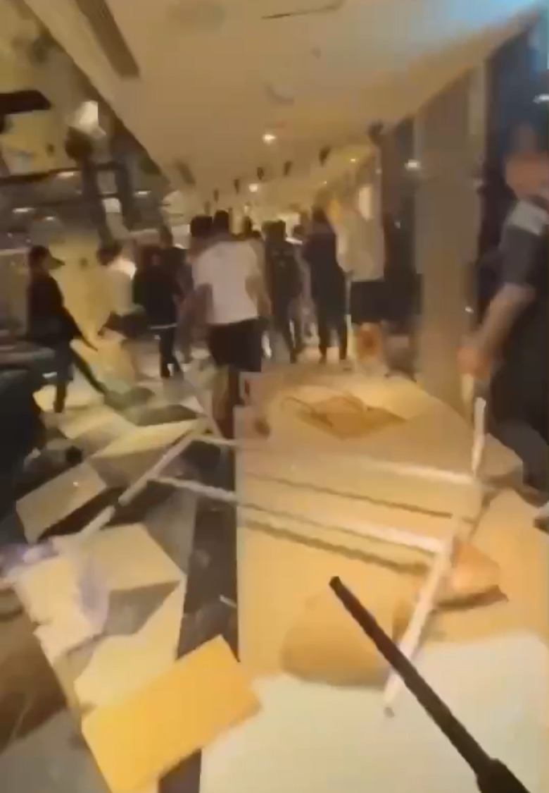 惡煞們砸完後火速離開。(圖/讀者提供)