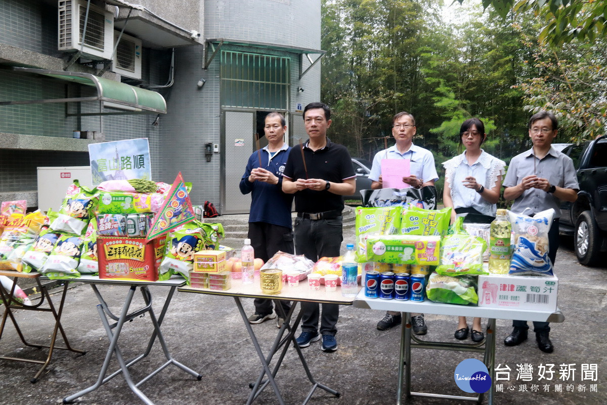 蔡明志處長率同仁舉行中元節祭儀。（記者扶小萍攝）
