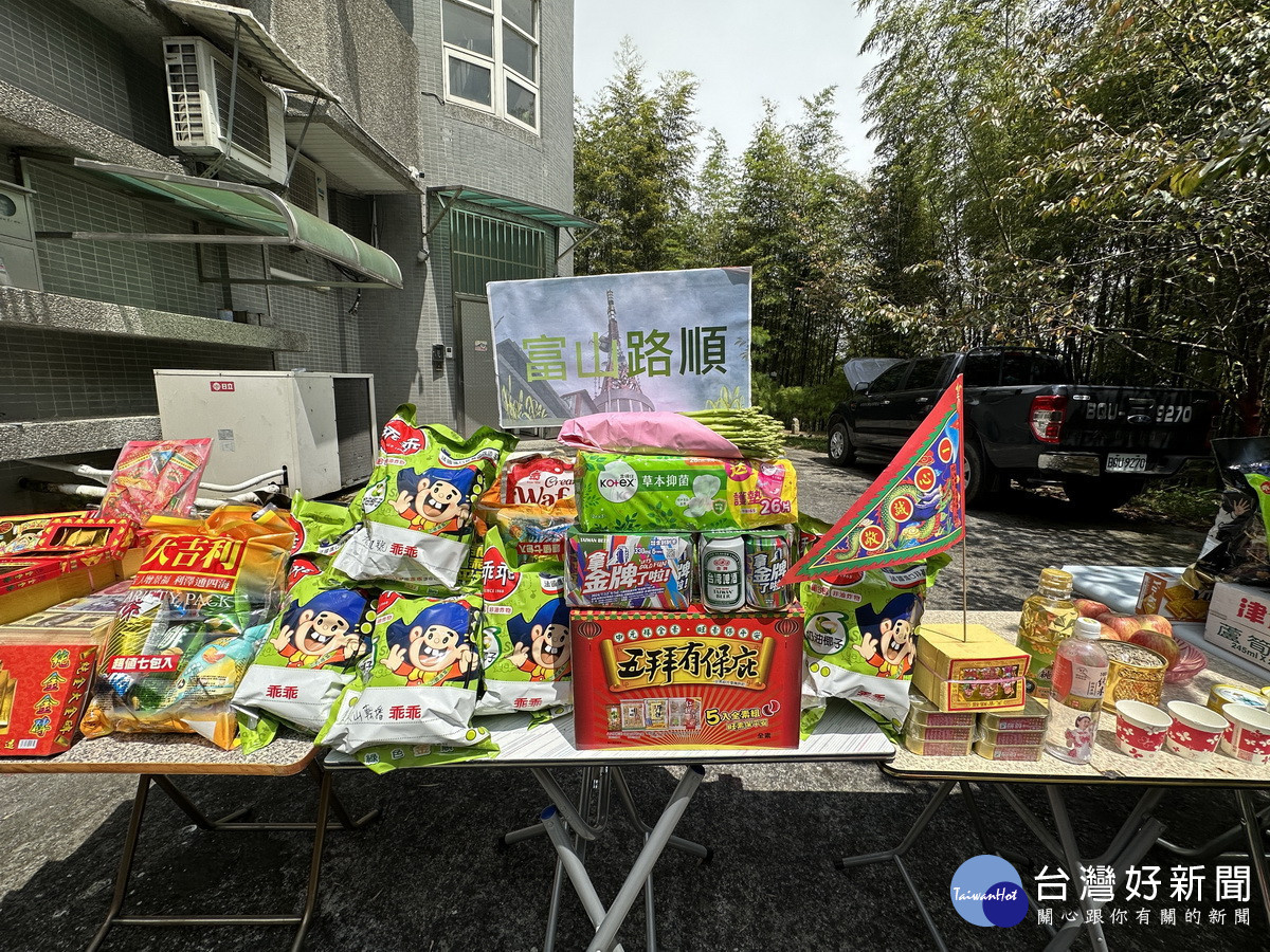 除了三牲果品還供上乖乖、蘆筍、靠得住等等祈祝平安。(記者扶小萍攝)