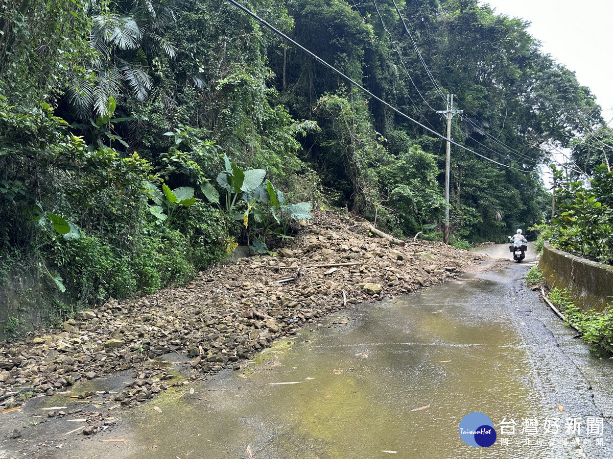 近日仍常下雨,富山產業道路仍有坍方落石。(記者扶小萍攝)