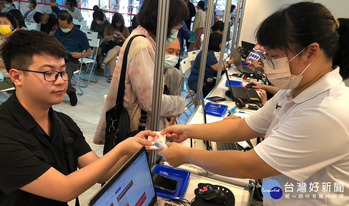 嘉義市政府自113年8月1日所舉辦的2024嘉義市購物節「滿千送百」活動，截至8/28已發2,262萬，剩餘238萬元供民眾兌領，預計將於9月2日兌換完畢／嘉義市府提供