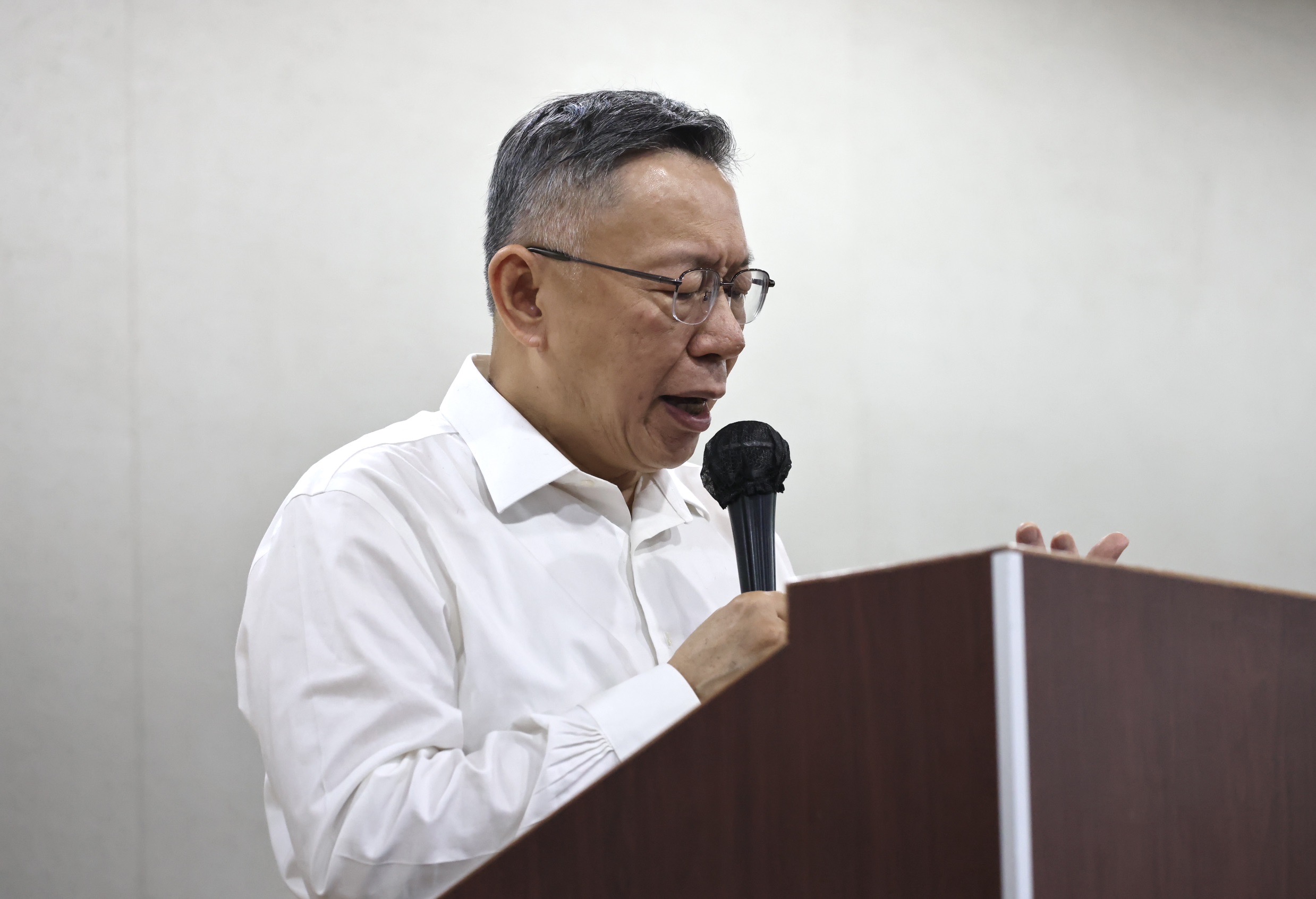 民眾黨主席柯文哲29日表示,他的確認識威京主席沈慶京,也去過陶朱隱園和沈唱過一次歌。林啟弘攝