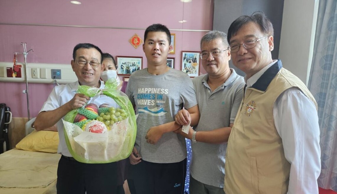 退輔會傅正誠副主任委員訪慰奇蹟傘兵秦良丰 服務照顧無縫接軌