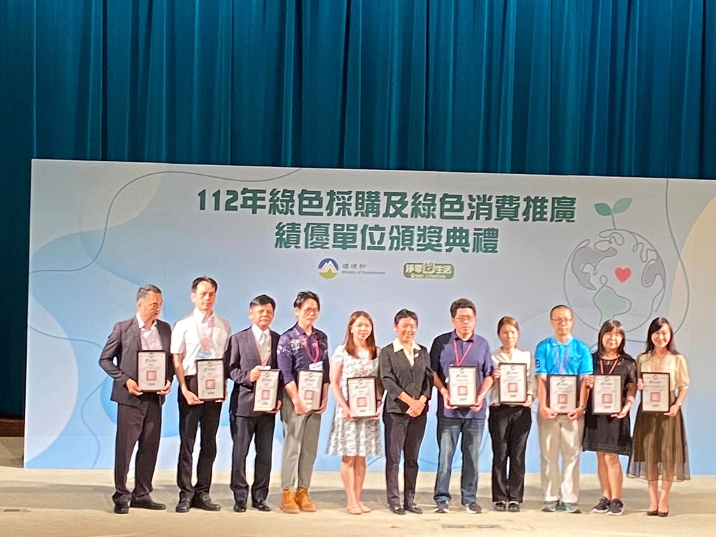 施文真次長與綠色採購績優政府機關合照（記者黃楸玲／攝影）