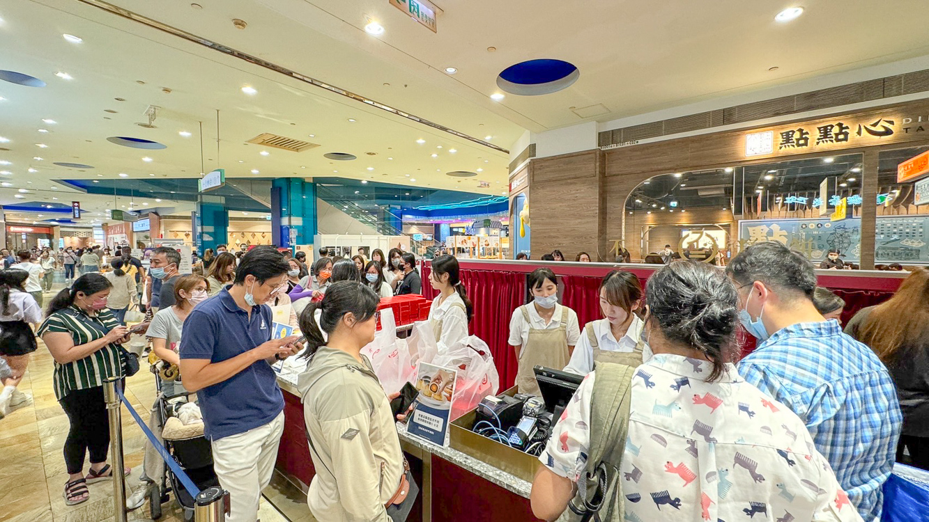 ▲台中蛋黃酥名店「不二糕餅」快閃櫃，開店10分鐘，號碼牌被搶光，千盒糕餅就完售。（圖/高雄夢時代提供）