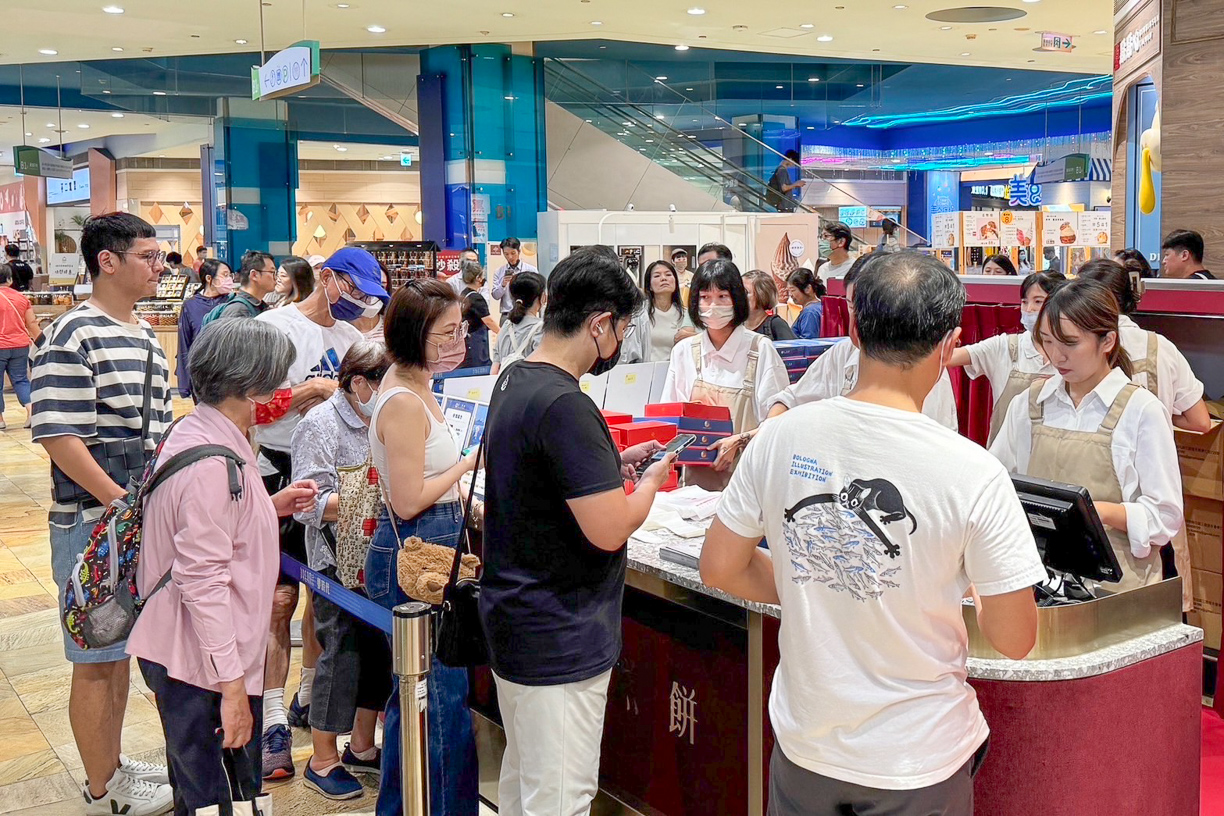 ▲台中蛋黃酥名店「不二糕餅」，首度在高雄夢時代推出中秋檔期快閃櫃，一開門就吸引大批人潮。（圖/高雄夢時代提供）