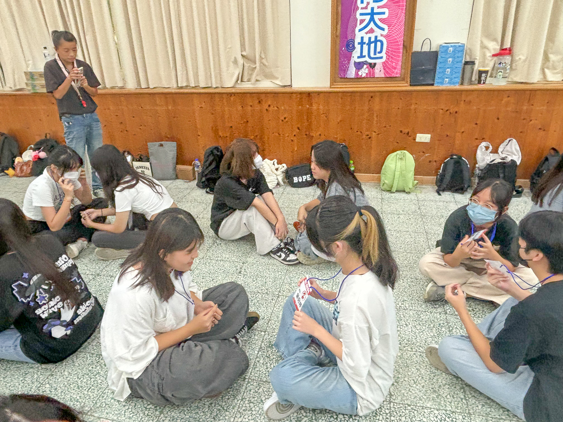 ▲同學彼此相互介紹認識。（圖/中華藝校提供）