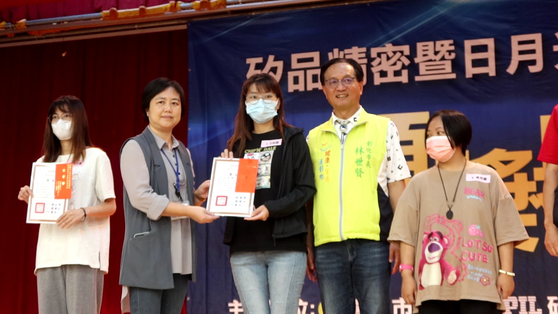 ▲矽品精密公司頒發112學年度第二學期獎學金，彰化市54名學子獲頒28萬2千元獎學金。（記者張溎壕攝