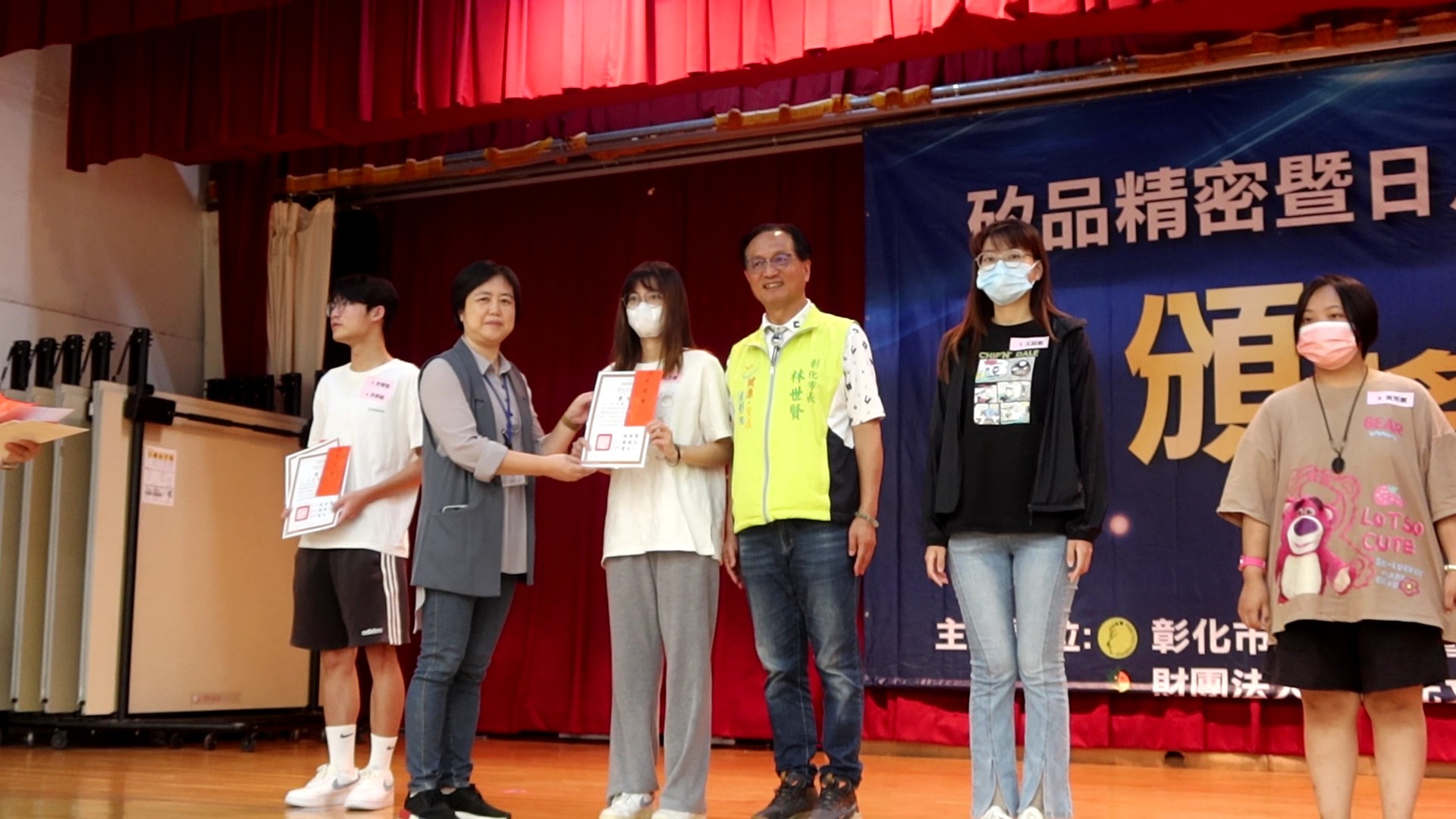 ▲矽品精密公司頒發112學年度第二學期獎學金，彰化市54名學子獲頒28萬2千元獎學金。（記者張溎壕攝