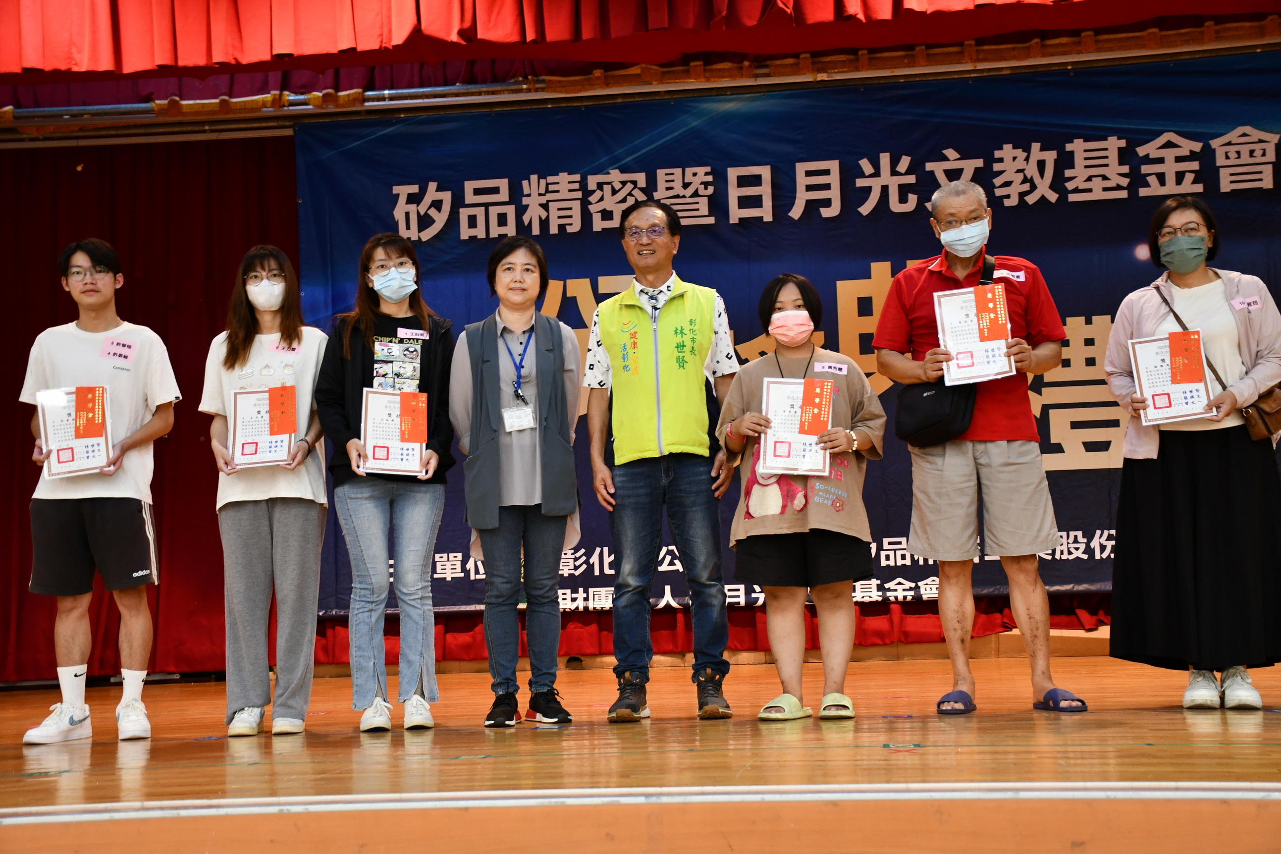 ▲矽品精密公司頒發112學年度第二學期獎學金，彰化市54名學子獲頒28萬2千元獎學金。（記者張溎壕攝