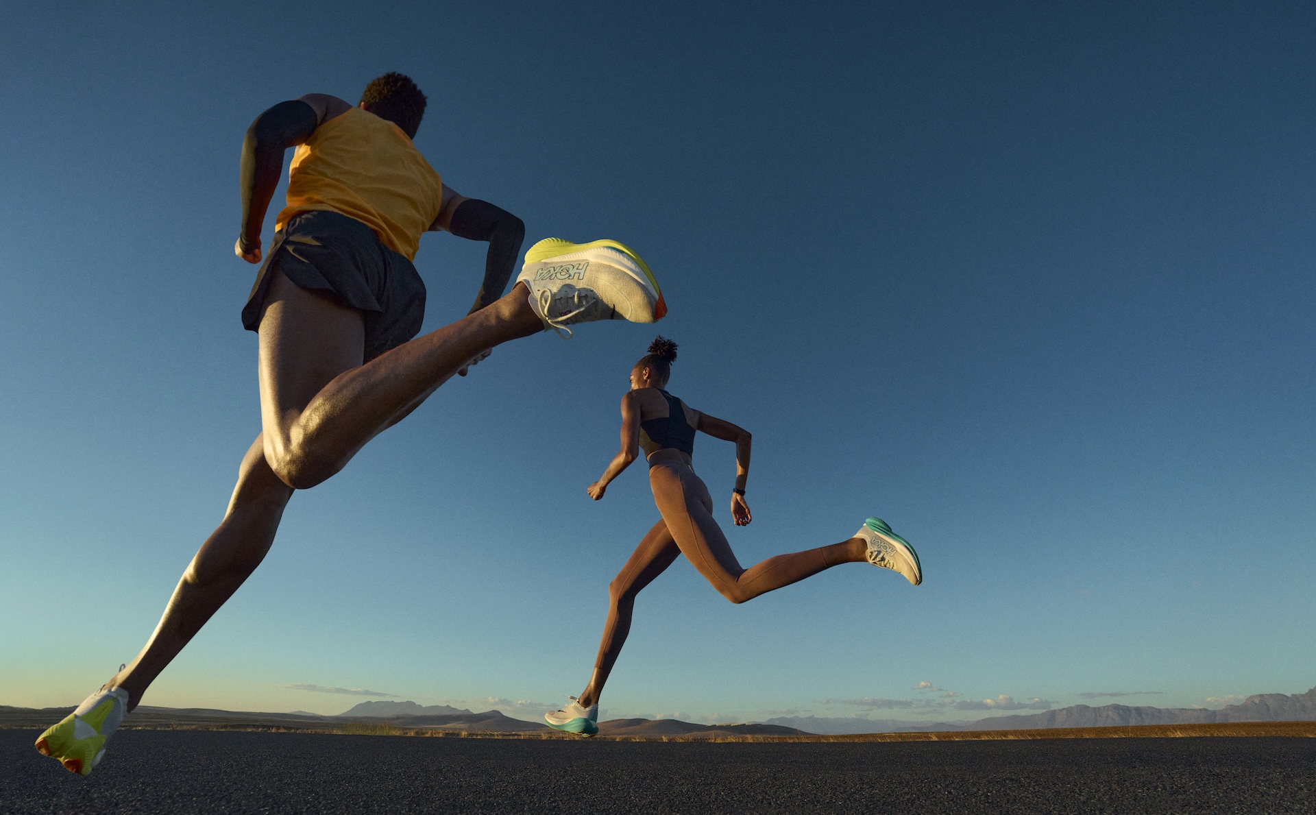 HOKA Mach X 2專為速度訓練設計,翼狀Pebax®板搭配雙層滾動式中底,給予強勁推進力