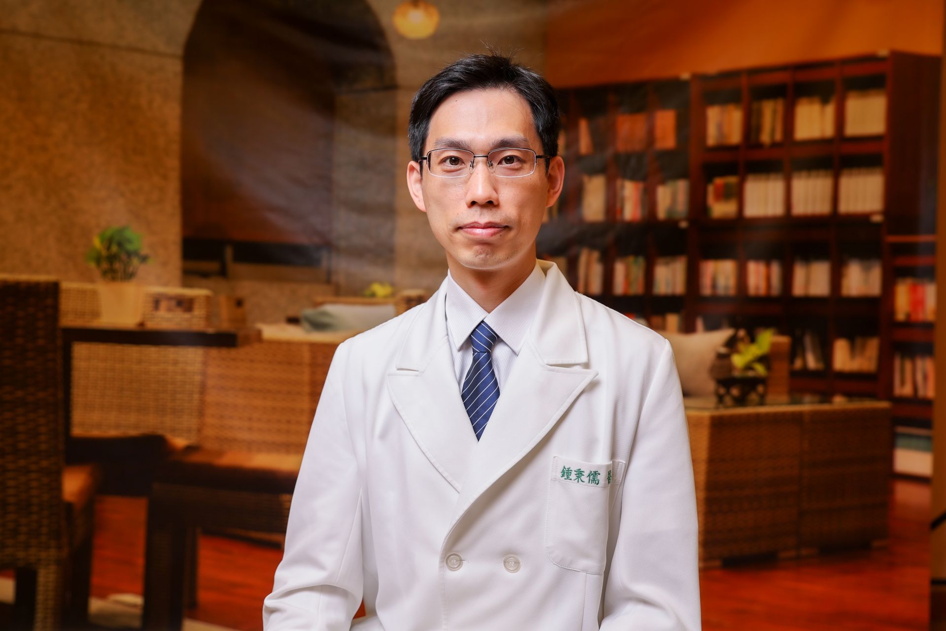 鍾秉儒醫師指出,衛生福利部健保署自2023年3月起新增多項達文西手術給付,病人可減輕一大部分醫療費用。
