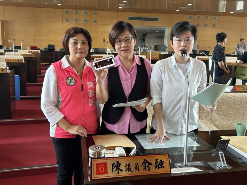 蔡壁如頻頻談黨務,民進黨台中市議員陳雅惠、張芬郁、陳俞融(左起)議會中質詢,要市長盧秀燕需約束。 (圖/記者游穎達翻攝)
