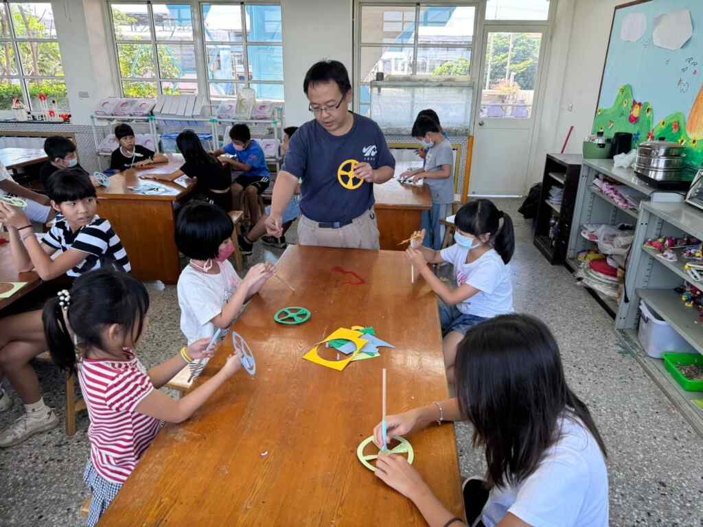 ▲大葉大學環工系、消防學程周中祺主任指導小朋友動手玩科學。(記者林明佑翻攝)