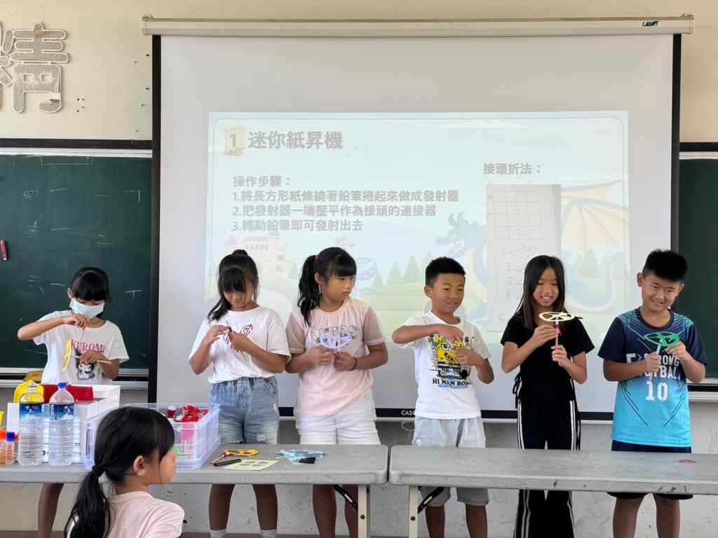 ▲大莊國小小朋友開心體驗大葉大學消防學程設計的紙昇機教案。（記者林明佑翻攝）