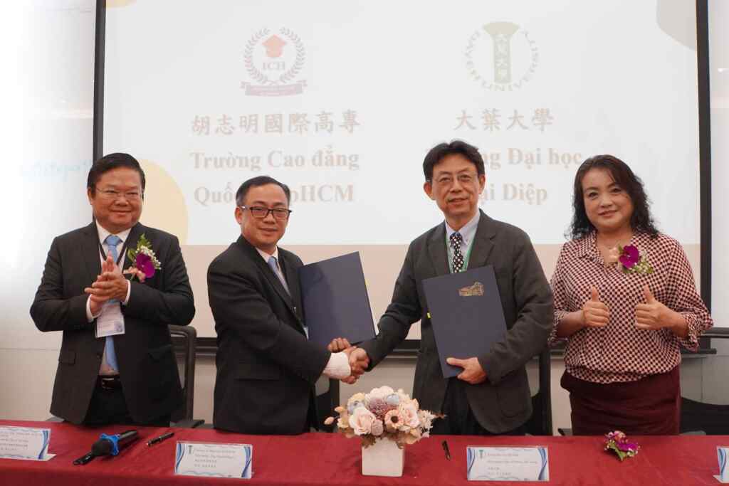 ▲大葉大學方文昌校長(右二)與胡志明市國際高專阮登李校長(左二)代表雙方簽訂合作協定。(記者林明佑翻攝)