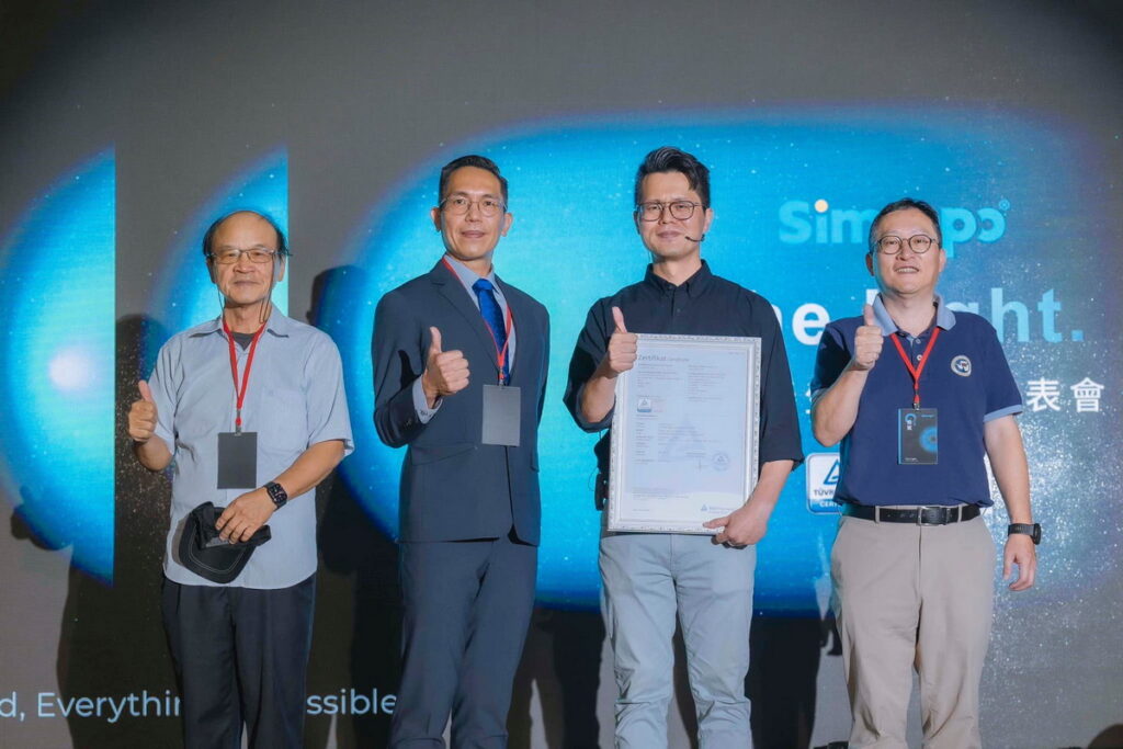 Simmpo 攜手國內頂尖學術資源及合作夥伴,共同開創抗藍光科技全新哩程。左起依序為陽明交通大學光電工程學系謝文峰教授、台灣德國萊因 ITE 部門總經理張家祥、Simmpo 創辦人許展榕及海伯特總經理莊正昇。